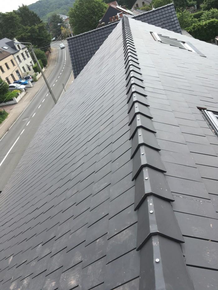 Travaux de faîtage sur toiture en ardoise
