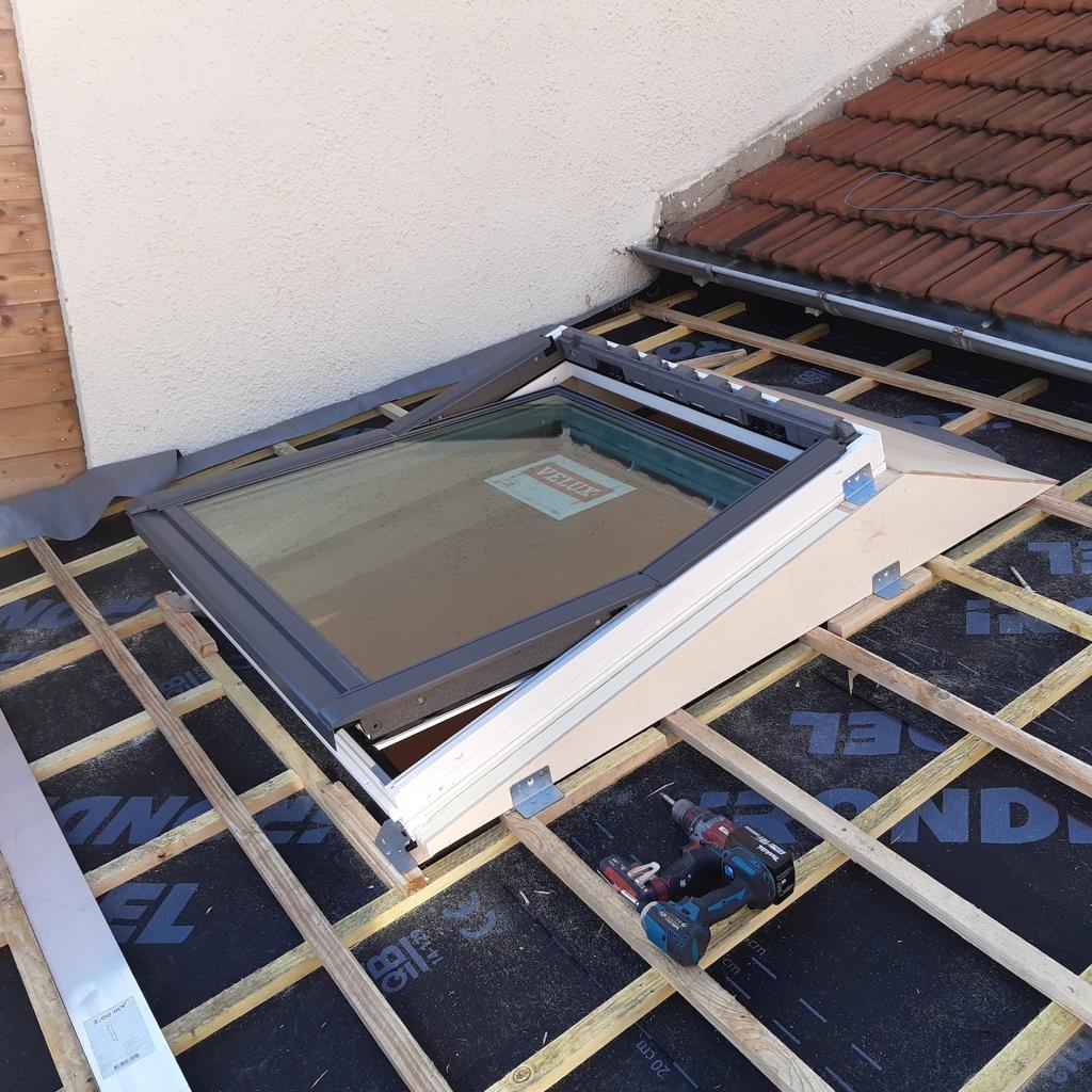 Pose de fenêtre de toit Velux